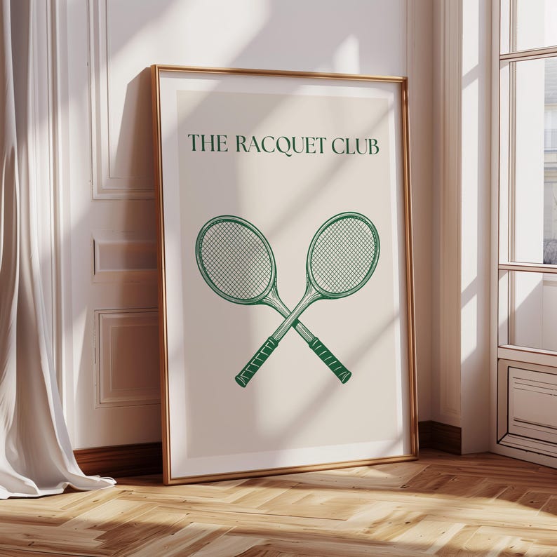 Puede incluir: Un p&oacute;ster enmarcado con fondo beige y texto verde que dice "THE RACQUET CLUB". Dos raquetas de tenis verdes se cruzan en el centro del p&oacute;ster.