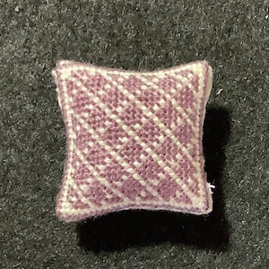 Puppenstube Miniatur-Nadelnadel - Weiches Pflaumen quadratisches Kissen mit Rautenmuster in Off-White