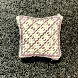 Puppenhaus Miniatur Needlepoint - Off-White Quadratisches Kissen mit Rautenmuster in Dusty Plum