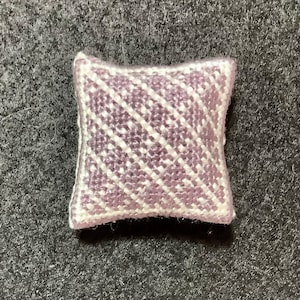 Puppenhaus Miniatur Needlepoint - Dusty Plum Quadratisches Kissen mit Rautenmuster in Altweiß