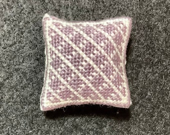 Puppenhaus Miniatur Needlepoint - Dusty Plum Quadratisches Kissen mit Rautenmuster in Altweiß