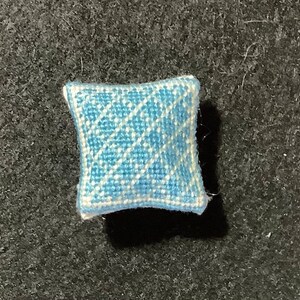 Puppenstube Miniatur-Nadelnadel - Blaues quadratisches Kissen mit Rautenmuster in Off-White