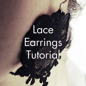 Op de afbeelding: Een close-up van een zwarte kant oorbel met een zilveren haak. De tekst "Lace Earrings Tutorial PDF Download" is zichtbaar onder de oorbel.