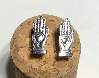 Sterling Silber Herz in Hand Ohrstecker.  recyceltes Silber. Handgefertigt