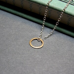 Círculo de oro de 14k en un collar de cadena de plata de ley oxidada pequeño círculo de oro... imagen 4