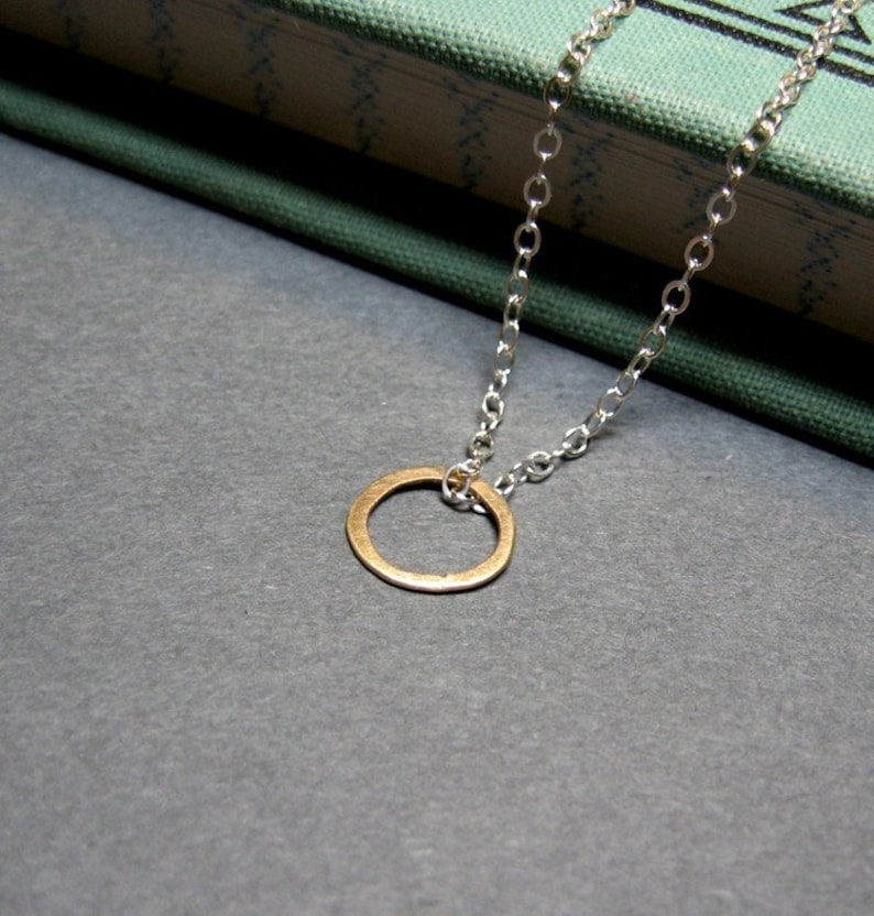 Círculo de oro de 14k en un collar de cadena de plata de ley oxidada pequeño círculo de oro... imagen 4