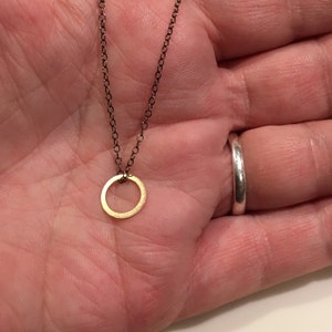 Círculo de oro de 14k en un collar de cadena de plata de ley oxidada pequeño círculo de oro... imagen 3