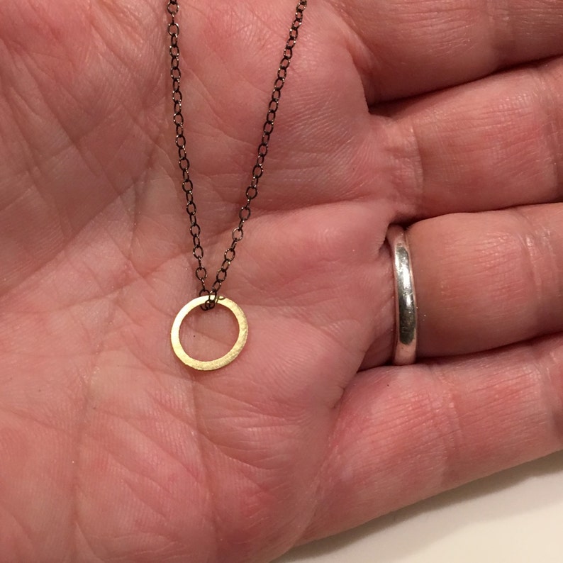 Círculo de oro de 14k en un collar de cadena de plata de ley oxidada pequeño círculo de oro... imagen 3