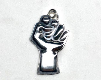 Colgante de puño en alto de plata. Joyería BLM RESIST