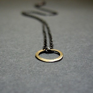 Círculo de oro de 14k en un collar de cadena de plata de ley oxidada pequeño círculo de oro... imagen 1