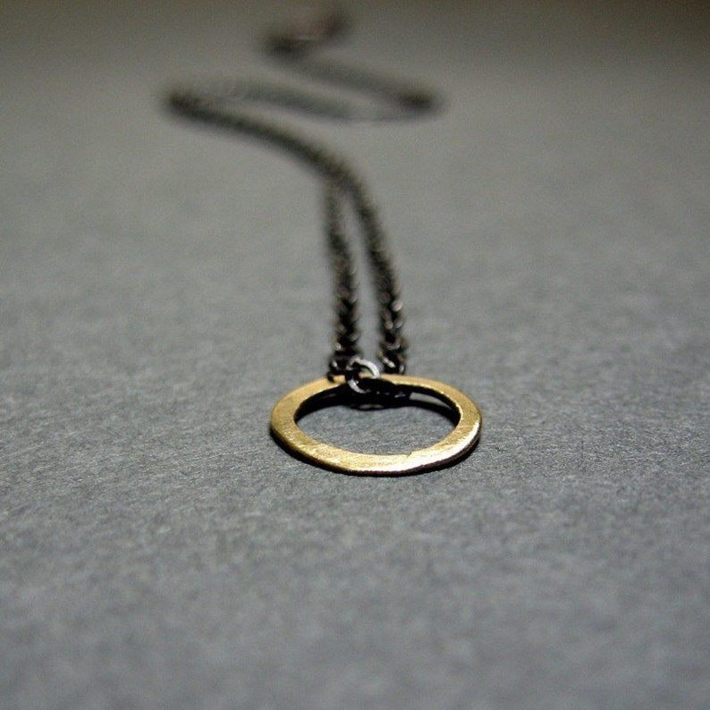 Círculo de oro de 14k en un collar de cadena de plata de ley oxidada pequeño círculo de oro... imagen 1
