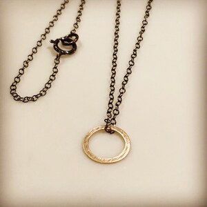 Círculo de oro de 14k en un collar de cadena de plata de ley oxidada pequeño círculo de oro... imagen 2