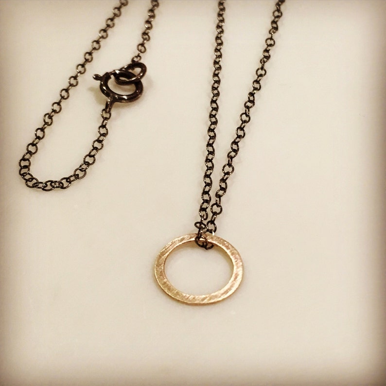 Círculo de oro de 14k en un collar de cadena de plata de ley oxidada pequeño círculo de oro... imagen 2