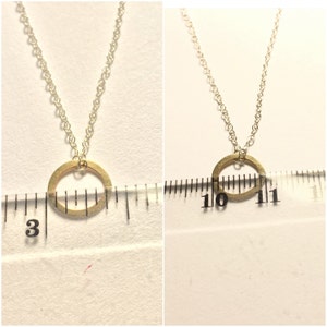 Círculo de oro de 14k en un collar de cadena de plata de ley oxidada pequeño círculo de oro... imagen 5