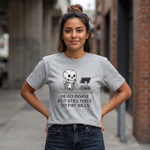 Dood van binnen, maar moet nog rekeningen betalen T-shirt | T-shirt met werkend skelet