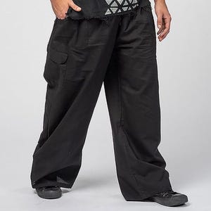 Pantaloni da yoga in cotone nero da uomo con tasche — Gamba larga, elastico in vita, traspiranti e comodi per pilates e abbigliamento casual