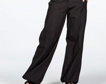 Pantalones de yoga de algodón negro: puños ajustables, bolsillos, ropa deportiva sostenible.