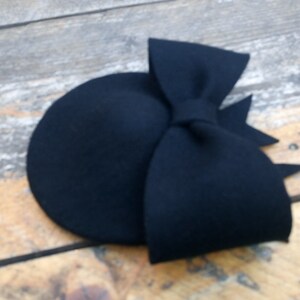 Svart filthatt i fatstil; svart retro filthuvudbonad med stor rosett; vintageinspirerad hatt; retro håraccessoar; överdimensionerad rosetthatt bild 2
