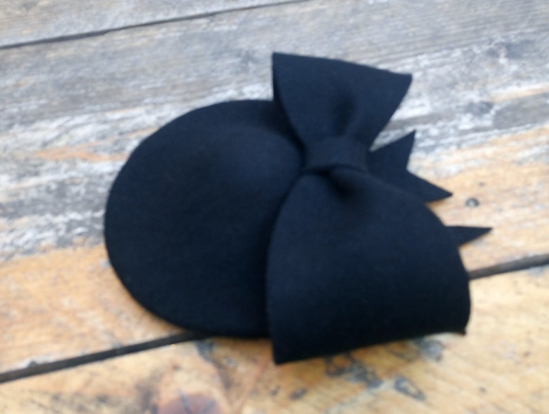 Svart filthatt i fatstil; svart retro filthuvudbonad med stor rosett; vintageinspirerad hatt; retro håraccessoar; överdimensionerad rosetthatt bild 2