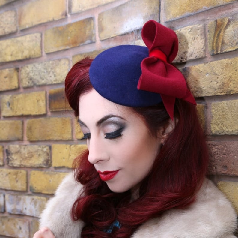 Svart filthatt i fatstil; svart retro filthuvudbonad med stor rosett; vintageinspirerad hatt; retro håraccessoar; överdimensionerad rosetthatt bild 5