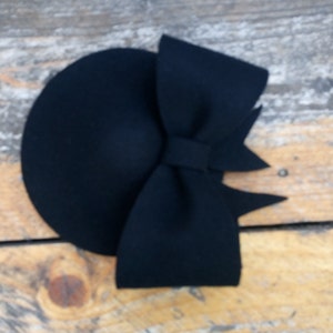 Svart filthatt i fatstil; svart retro filthuvudbonad med stor rosett; vintageinspirerad hatt; retro håraccessoar; överdimensionerad rosetthatt bild 3
