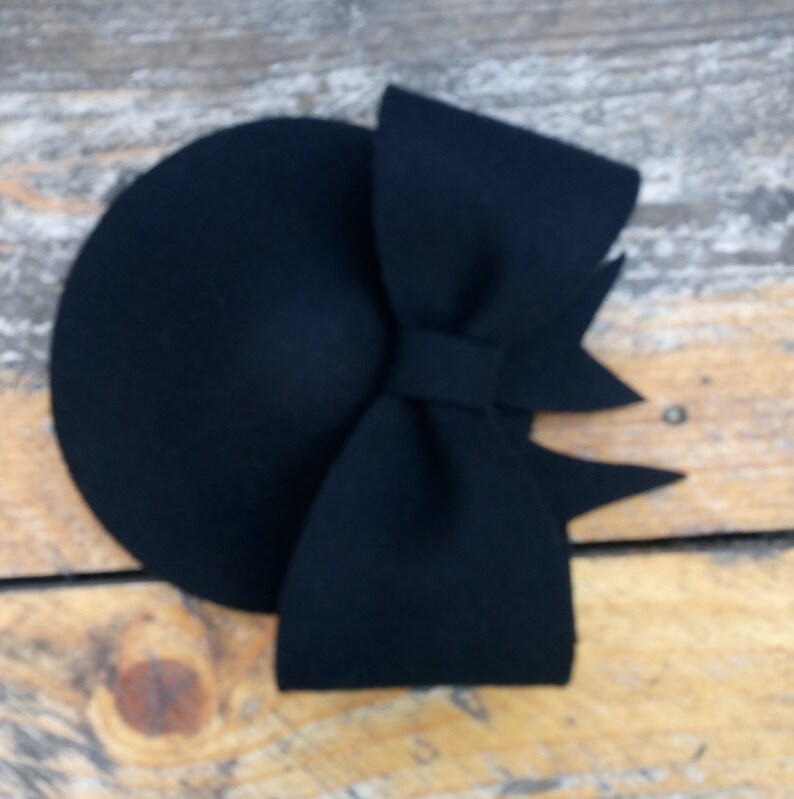 Svart filthatt i fatstil; svart retro filthuvudbonad med stor rosett; vintageinspirerad hatt; retro håraccessoar; överdimensionerad rosetthatt bild 3