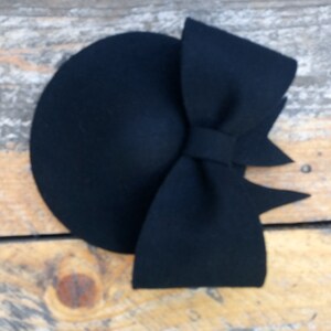 Svart filthatt i fatstil; svart retro filthuvudbonad med stor rosett; vintageinspirerad hatt; retro håraccessoar; överdimensionerad rosetthatt bild 1