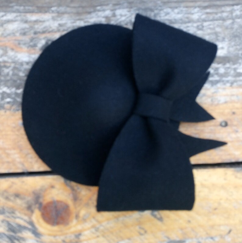 Svart filthatt i fatstil; svart retro filthuvudbonad med stor rosett; vintageinspirerad hatt; retro håraccessoar; överdimensionerad rosetthatt bild 1