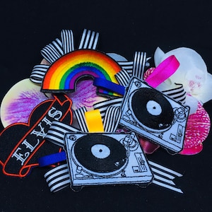 音楽愛好家のヘアクリップ、音楽愛好家のブローチ、レトロカセット、ミックステープブローチ、レコードプレーヤーブローチ、ヘアクリップ、ユニセックスブローチ、クリスマスプレゼント