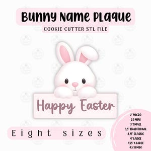 Könnte beinhalten: Ein weißes Kaninchen hält ein Schild mit der Aufschrift "Happy Easter". Das Bild ist eine Cookie-Cutter-STL-Datei mit dem Text "Bunny Name Plaque". Acht Größen sind verfügbar, von 5 cm bis 11,4 cm.