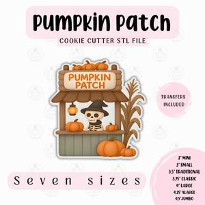 Op de afbeelding: Een digitaal ontwerp voor een pompoenveld koekjessnijder. Het ontwerp toont een skeletverkoper in een pompoenveldstand, omringd door pompoenen en maïsstengels. De tekst "Pumpkin Patch" wordt hierboven weergegeven. Zeven maten zijn beschikbaar.