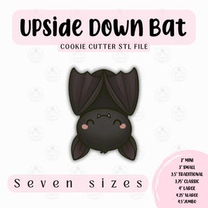 Puede incluir: Un diseño de cortador de galletas de murciélago de dibujos animados negro, colgado boca abajo, con una cara sonriente y mejillas rosadas. El texto "UPSIDE DOWN BAT" y "COOKIE CUTTER STL FILE" están encima del murciélago. El texto "Seven sizes" está debajo, con medidas de 5,08 cm a 11,43 cm.