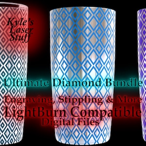 Puede incluir: Tres vasos de acero inoxidable con un diseño de patrón de diamante. Los vasos son de color azul, morado y verde azulado. El texto "Ultimate Diamond Bundle" está en el centro de la imagen. El texto "Engraving, Stippling & More" está debajo del nombre del paquete. El texto "LightBurn Compatible" está debajo del texto de grabado. El texto "Digital Files" está debajo del texto compatible.