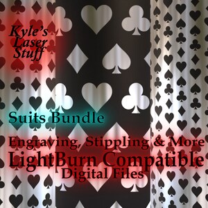 Puede incluir: Una descarga digital de cuatro patrones de palos de cartas diferentes en blanco y negro. Los patrones están etiquetados como "Suits Bundle" y "Engraving, Stippling & More LightBurn Compatible Digital Files".