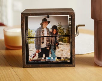 Couple Memories Flip Book Frame Animation Machine, Wooden Handicraft, Mechanical Hand Motion Photo Album, Anniversary Gifts