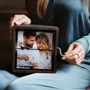 Marco de libro giratorio: Álbum de fotos con máquina de animación mecánica de movimiento manual, Álbum de fotos con luz para regalos de aniversario, Álbum de fotos de madera en caja