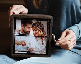 Flip Book Frame – Mechanical Hand Motion Animation Machine Photo Album, Photo Album with Light for Anniversary Gifts, Box Wooden Photo Book