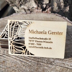 Personalisierbare Visitenkarte aus Holz mit floralem Muster – Einzigartiges Design