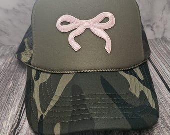 Boné Trucker com Estampa Camuflada e Laço