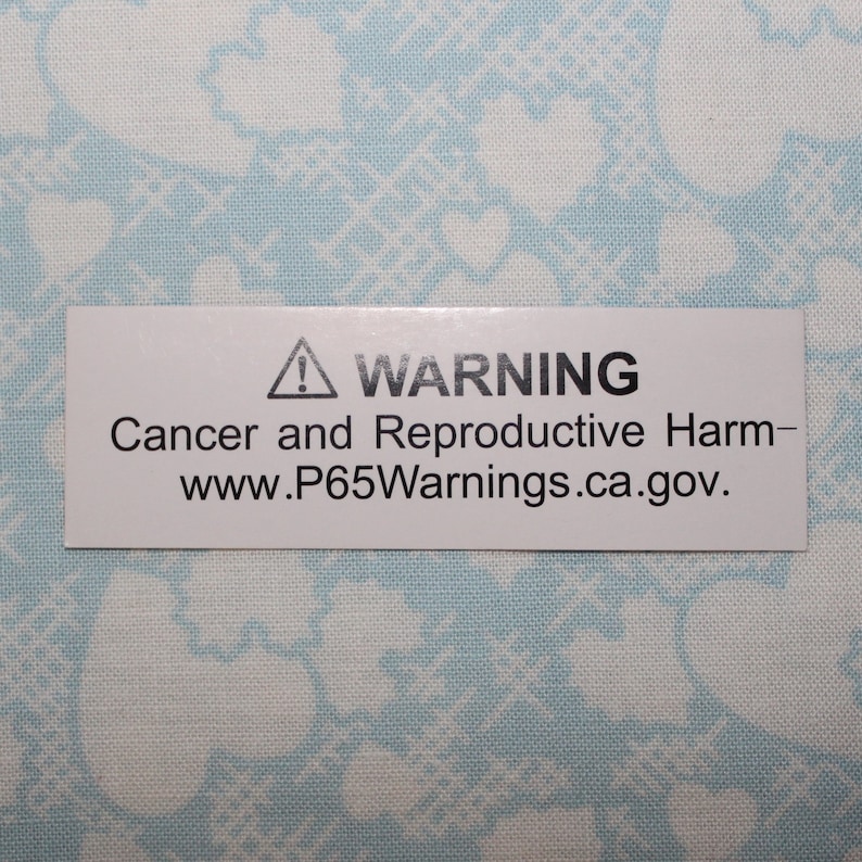 Pode incluir: Um r&oacute;tulo de advert&ecirc;ncia branco com um tri&acirc;ngulo preto contendo um ponto de exclama&ccedil;&atilde;o. O texto diz "AVISO C&acirc;ncer e danos reprodutivos - www.P65Warnings.ca.gov."