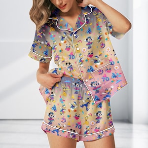 Pigiama in raso per il 70° anniversario di Disneyland, pigiama per il 70° anniversario di Disneyland, regalo per lei per abbigliamento da casa del parco a tema