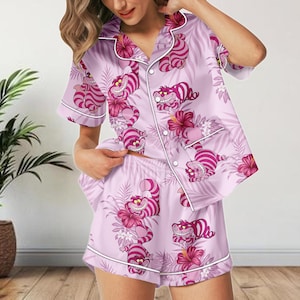 Pijama de satén con el gato de Cheshire, conjunto de satén con botones del gato de Disney, camisa de Alicia en el País de las Maravillas, camisa de princesa Disney, conjunto de regalo para mujer
