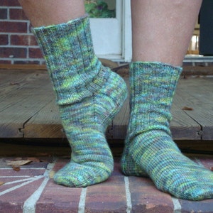 Könnte beinhalten: Ein Paar grün-blaue gestreifte Socken mit gerippter Struktur.