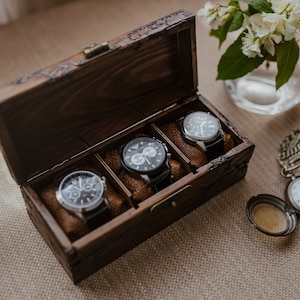 Scatola porta orologi compatta in legno di alta qualità per 3 orologi con motivo Lichtenberg, design minimalista ed elegante, perfetta per piccole collezioni di orologi