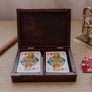 Boîte à cartes en bois marron foncé pour deux jeux de cartes avec motif de branche classique, design traditionnel et élégant, parfaite pour les amateurs de cartes et de décoration naturelle