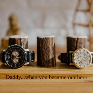 Eleganter Holz-Uhrenständer für 3 Uhren, Herrenschmuck-Organizer für Naturliebhaber, Geschenk für Papa, Stilvolles Display für Uhrensammler