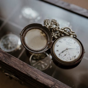 Elegant 8-Watch Wooden Box for Travelers, Customizable Perfect for Storing Treasures from Journeys, Sophisticated & Practical for collectors