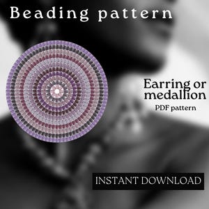 Könnte beinhalten: Ein Perlenmuster für Ohrringe oder Medaillon in Violett-, Rosa- und Grautönen. Das Muster ist kreisförmig und hat ein konzentrisches Design. Der Text "Earing or medallion" und "PDF pattern" ist unterhalb des Musters sichtbar. Der Text "INSTANT DOWNLOAD" ist am unteren Rand des Bildes sichtbar.