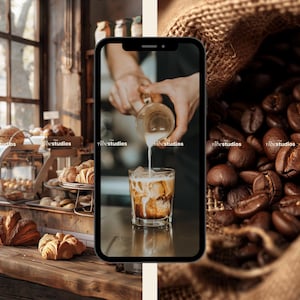 以下が含まれることがあります： ミルクを注がれているアイスコーヒーのグラスの写真が表示されたスマートフォンをクローズアップ。背景は、ディスプレイにペストリーが置かれたベーカリーのぼやけた画像。画像の右側には、コーヒー豆でいっぱいの麻袋が表示されています。