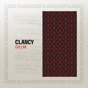 Peut inclure: Un motif graphique noir et rouge avec un motif répétitif de formes géométriques imbriquées. Le texte "CLANCY COLLAR" est en lettres blanches sur fond blanc.
